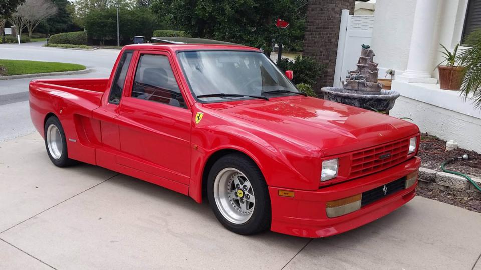 Truckstarossa je pickup převlečený za Ferrari.
